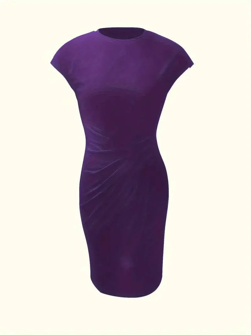Robe Emilia Taille Petite avec Col Rond – Élégante et Tendance Intemporelle