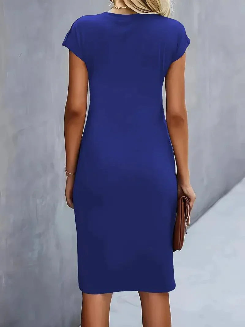 Robe Emilia Taille Petite avec Col Rond – Élégante et Tendance Intemporelle