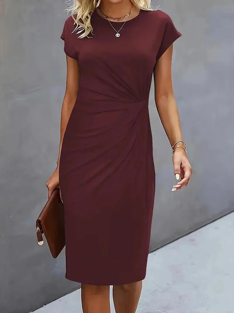 Robe Emilia Taille Petite avec Col Rond – Élégante et Tendance Intemporelle