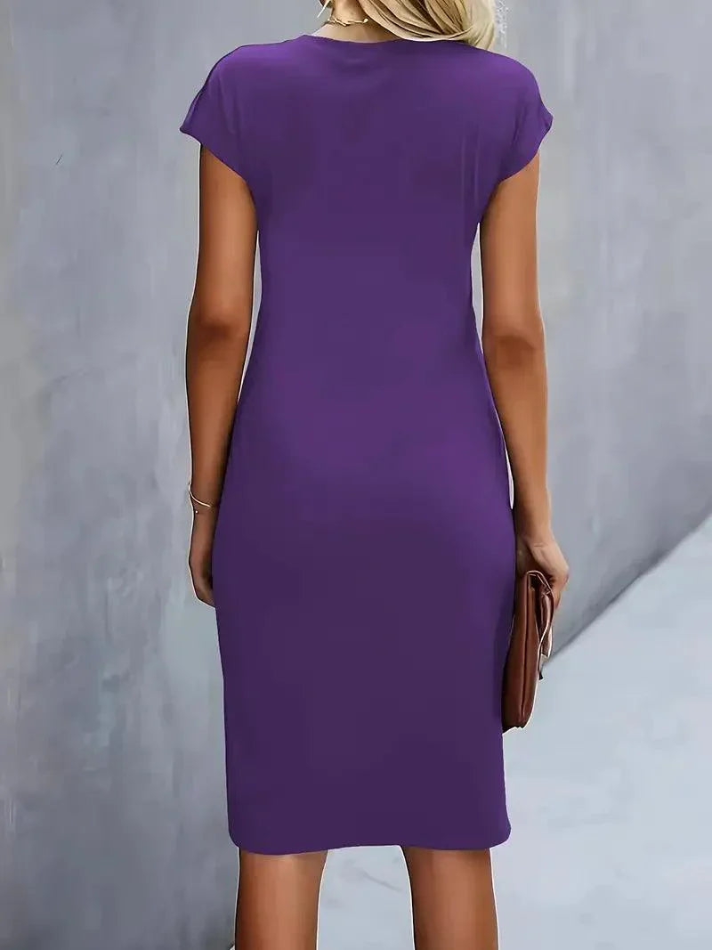 Robe Emilia Taille Petite avec Col Rond – Élégante et Tendance Intemporelle