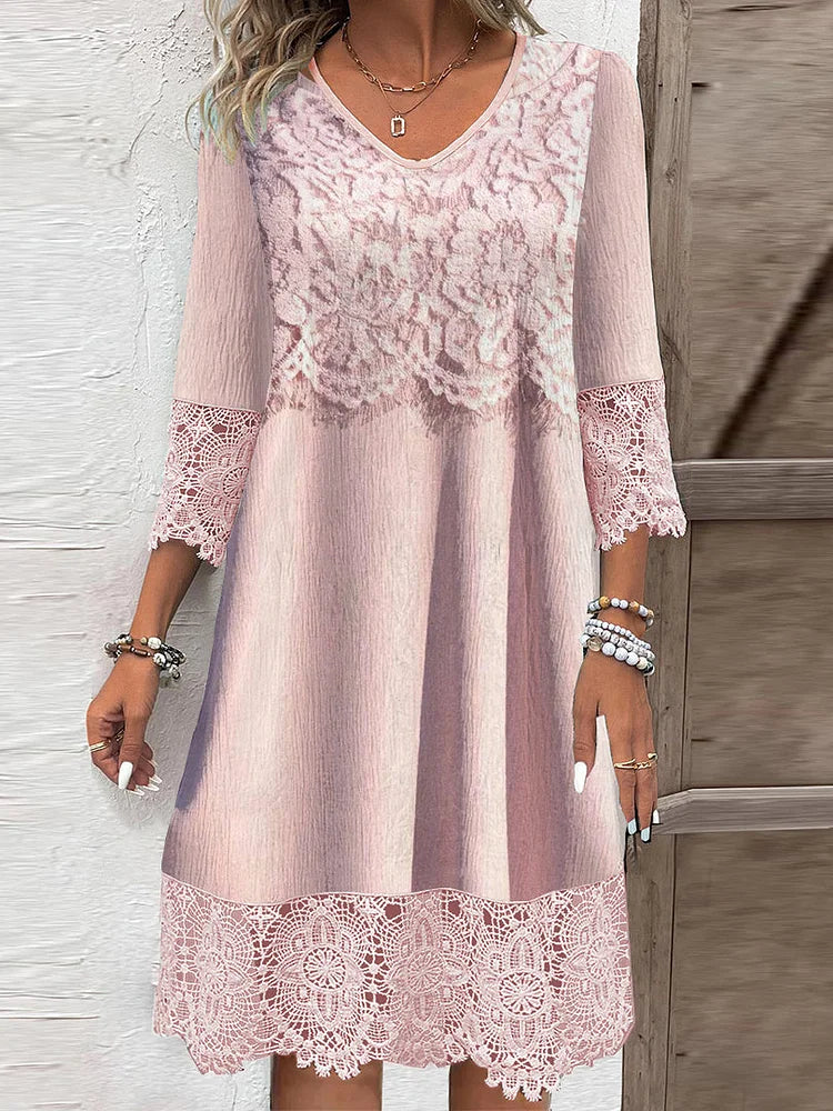 Robe midi classique Hannah avec décolleté en V et détails en dentelle