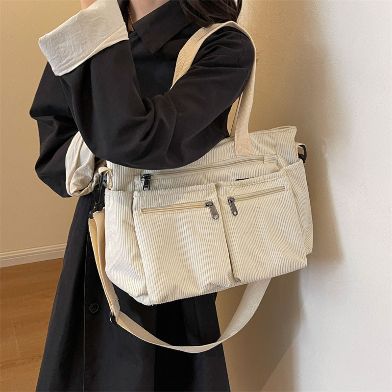 Masquer | Sac à main uni en velours côtelé