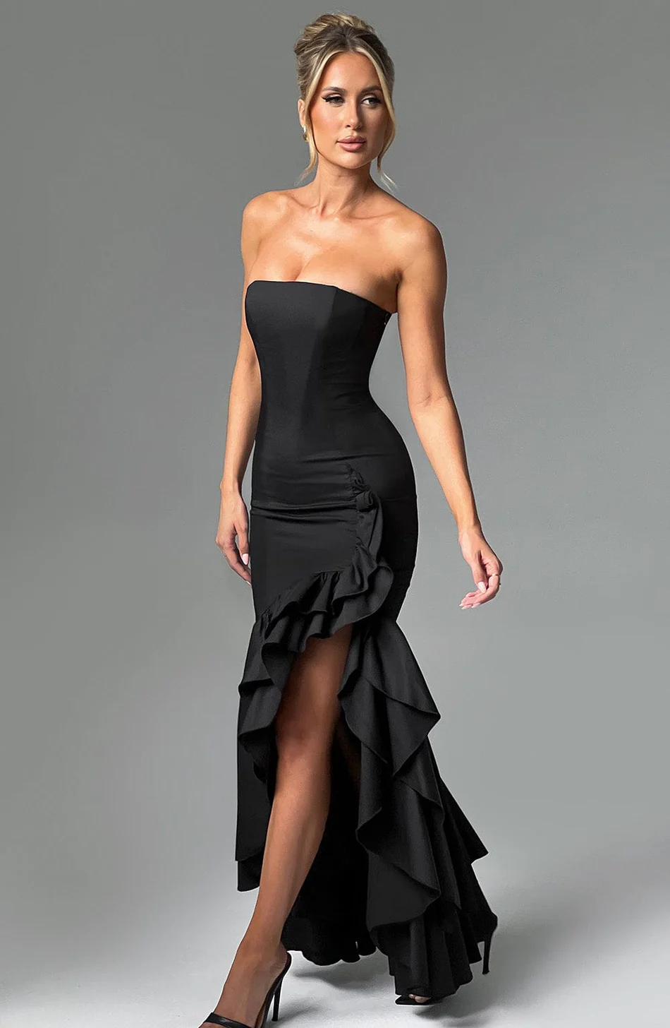 Robe à volants à fente haute Rosheen avec une touche d'élégance