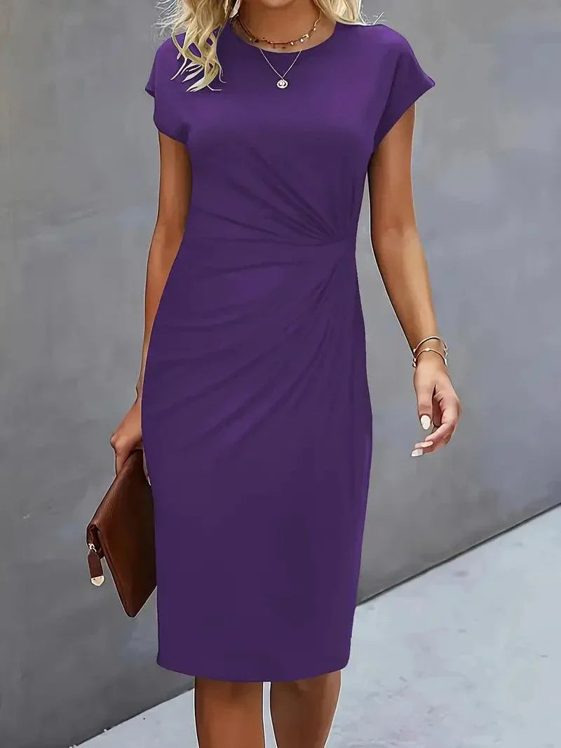 Robe Emilia Taille Petite avec Col Rond – Élégante et Tendance Intemporelle