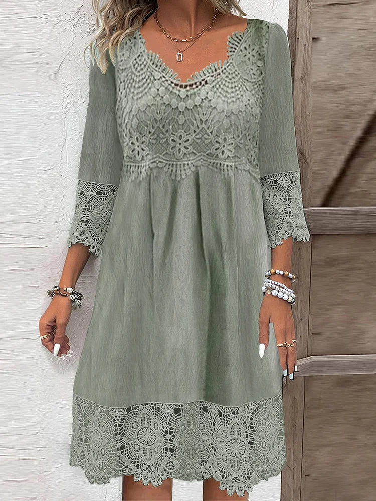Robe midi classique Hannah avec décolleté en V et détails en dentelle
