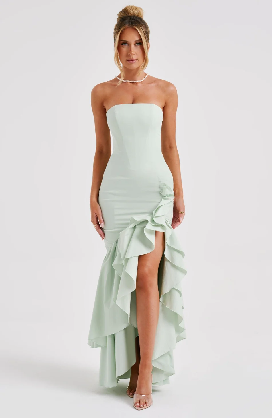 Robe à volants à fente haute Rosheen avec une touche d'élégance