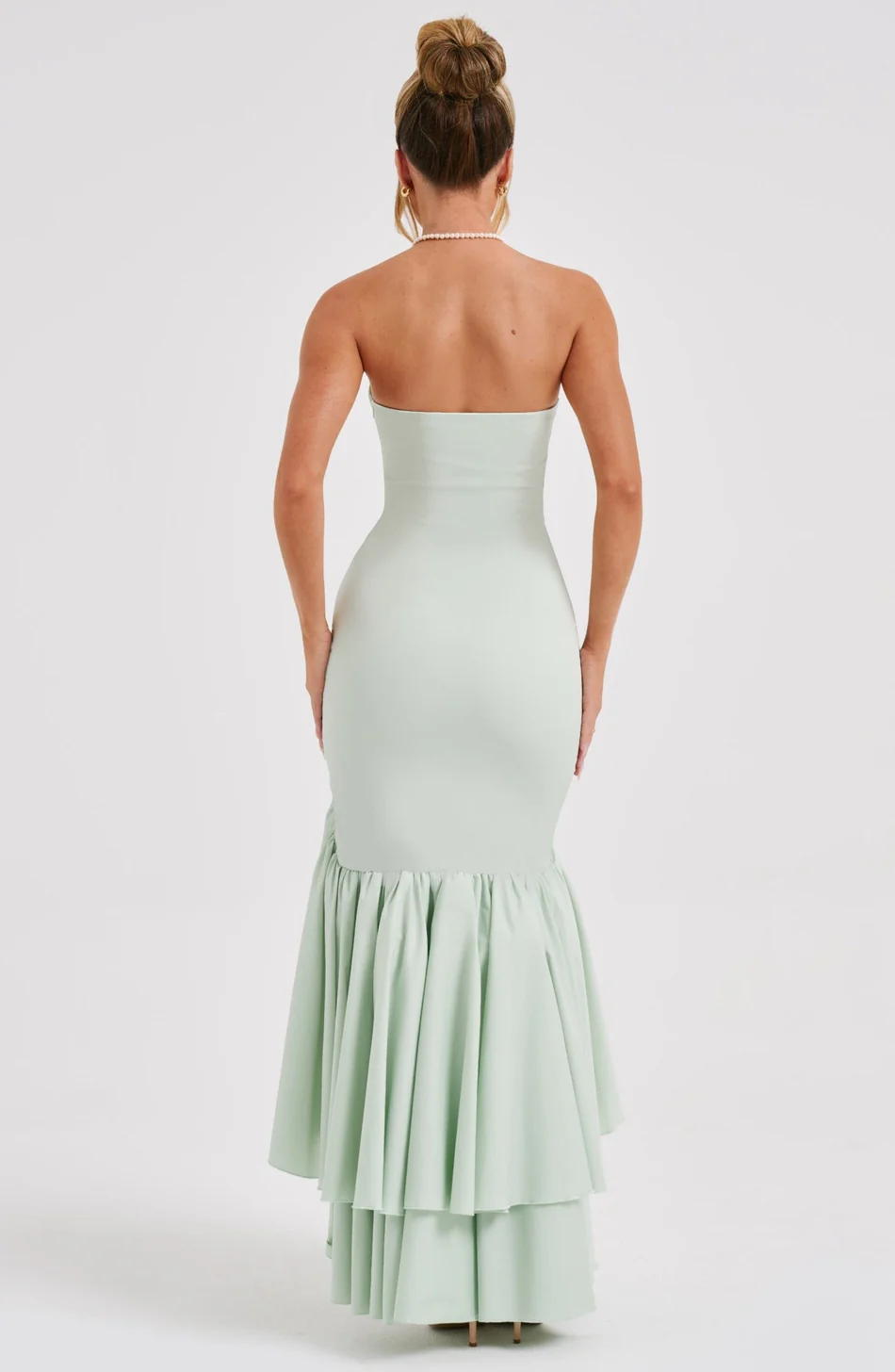 Robe à volants à fente haute Rosheen avec une touche d'élégance