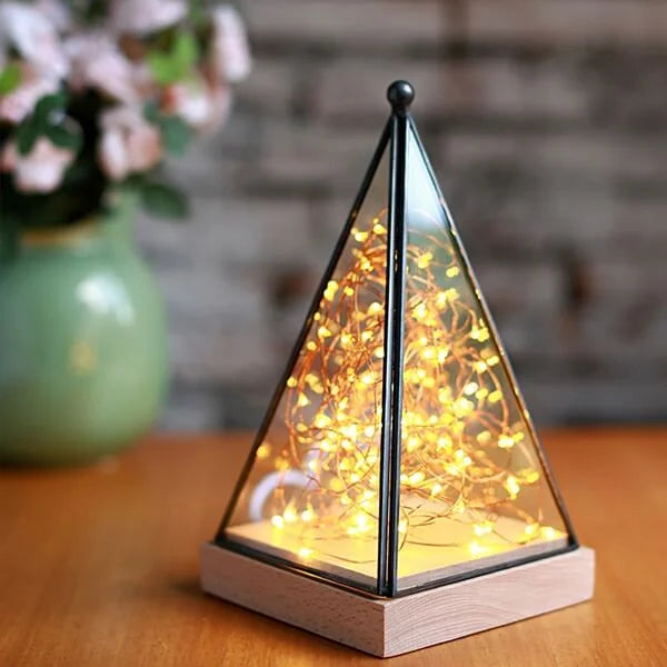 GlowPyramid - Lampe de table élégante avec lumières féeriques