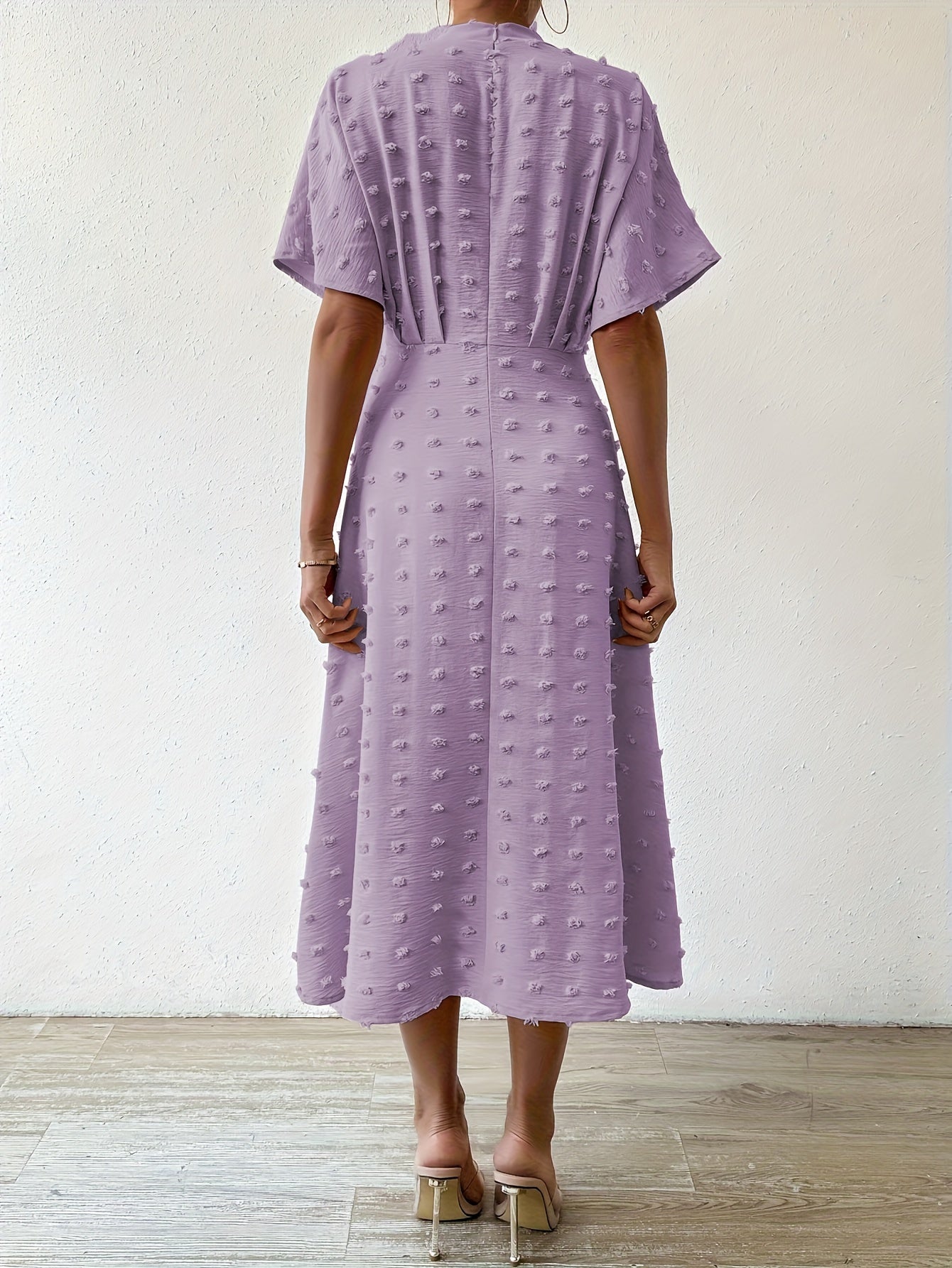 Robe midi plissée à col en V Emilie Behagelig