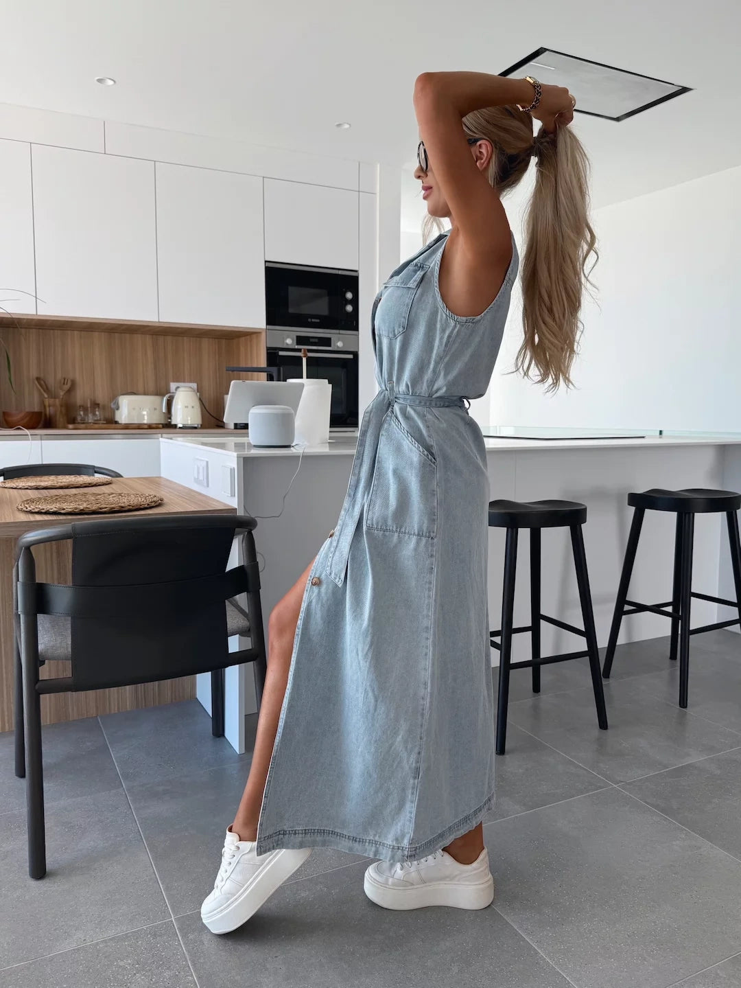 Elisara - Robe longue sans manches avec ceinture à la taille