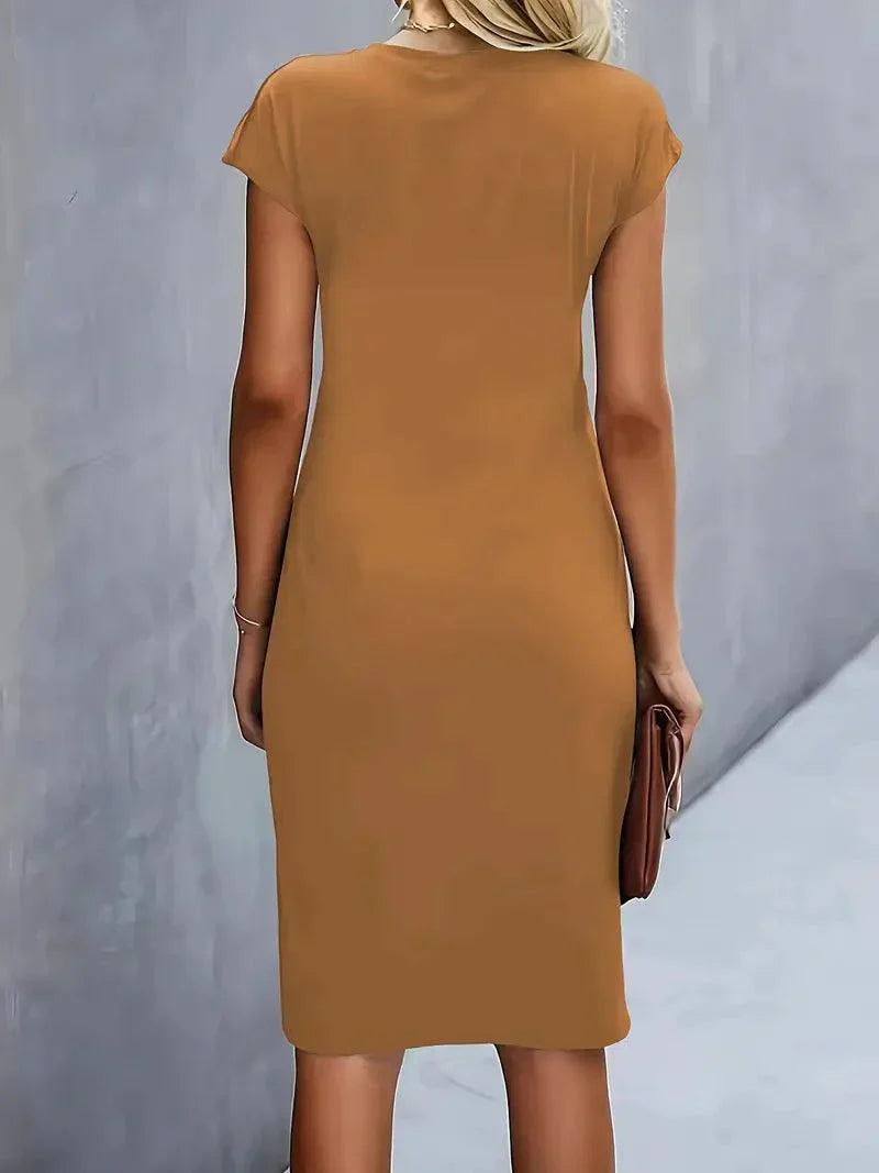 Robe Emilia Taille Petite avec Col Rond – Élégante et Tendance Intemporelle