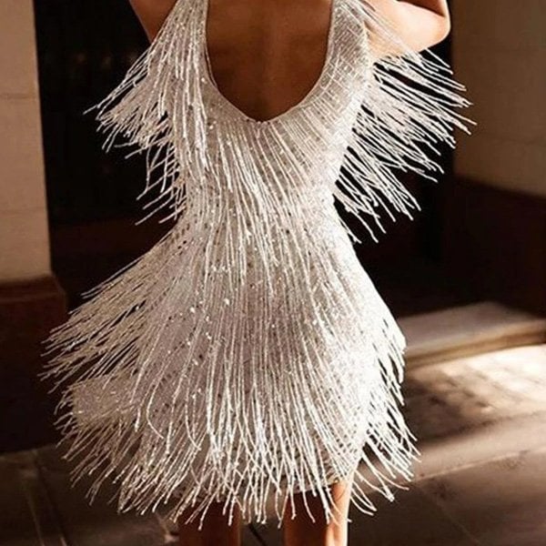 Robe de cocktail Emilia – Décolleté en V avec franges et coupe sur mesure