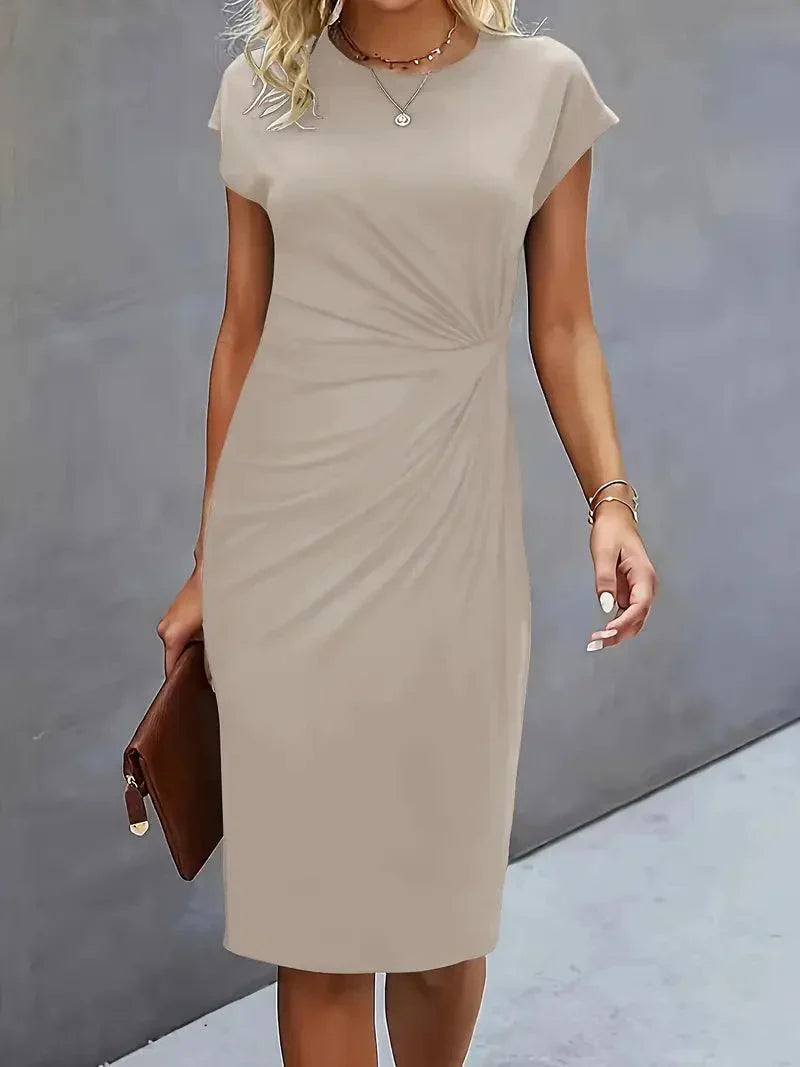Robe Emilia Taille Petite avec Col Rond – Élégante et Tendance Intemporelle
