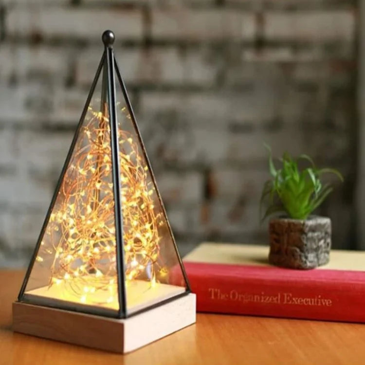 GlowPyramid - Lampe de table élégante avec lumières féeriques