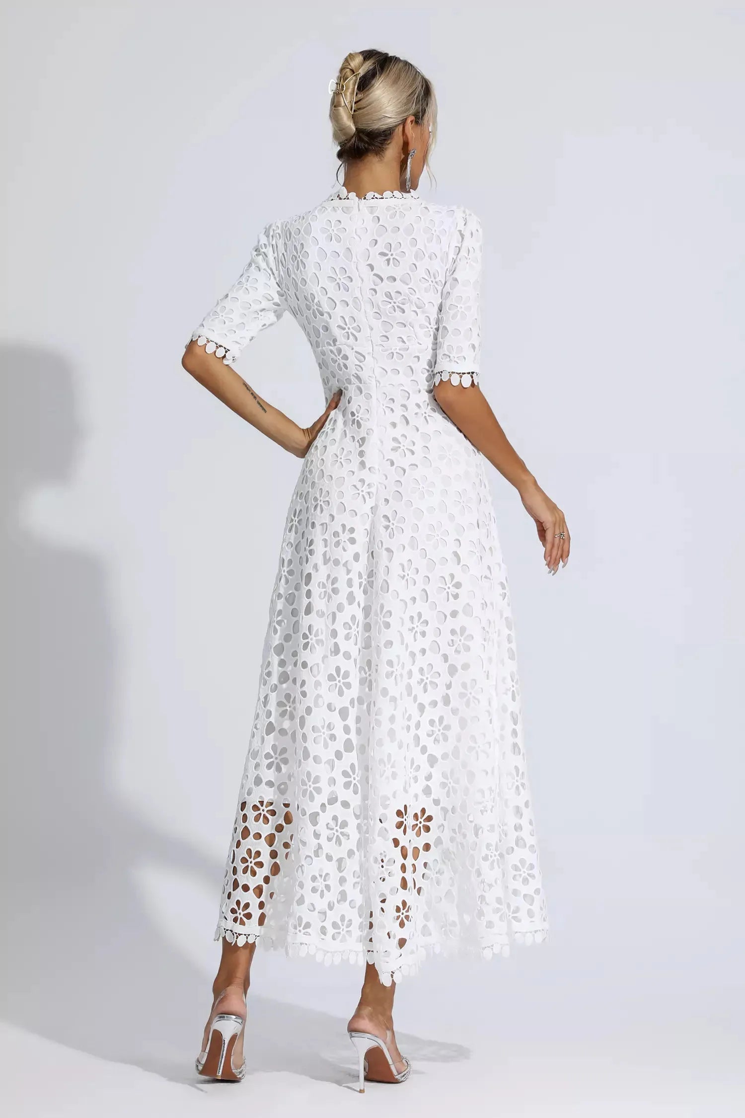 Robe fleurie élégante Liana avec décolleté en V et dentelle