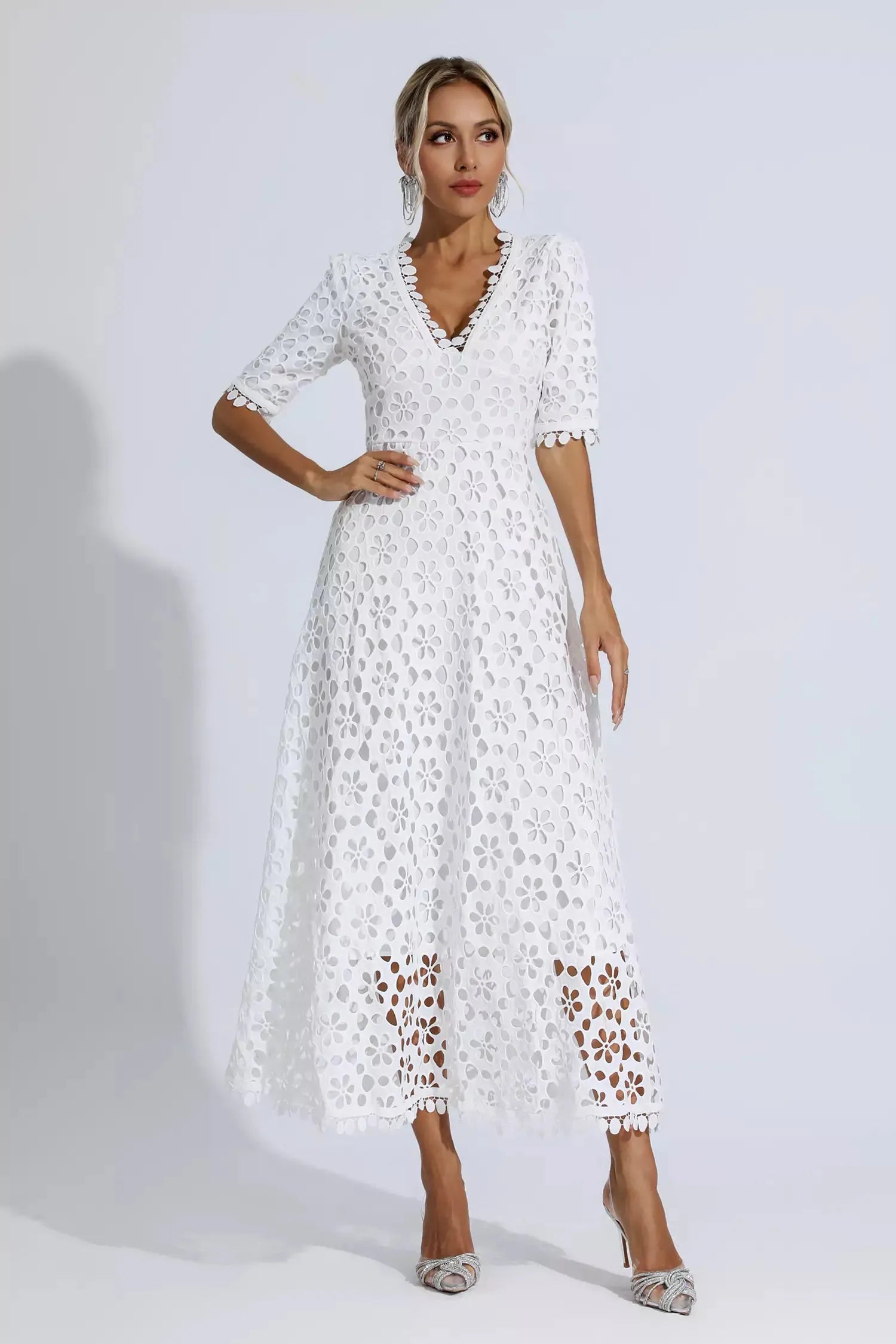 Robe fleurie élégante Liana avec décolleté en V et dentelle