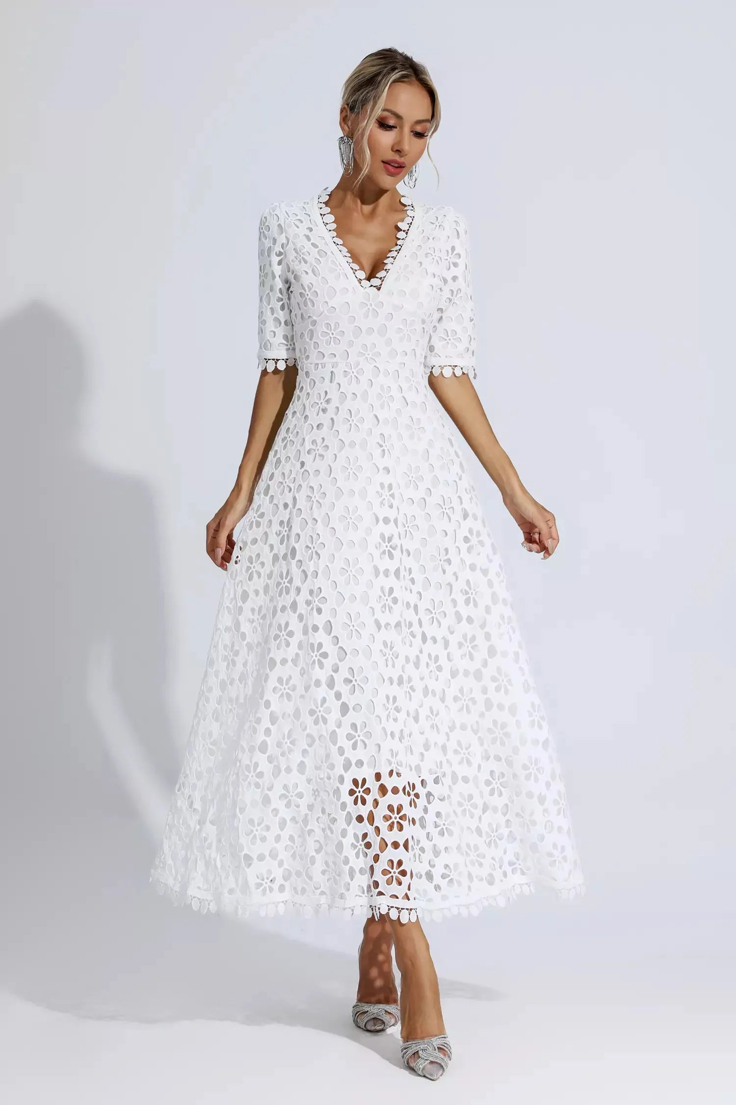 Robe fleurie élégante Liana avec décolleté en V et dentelle