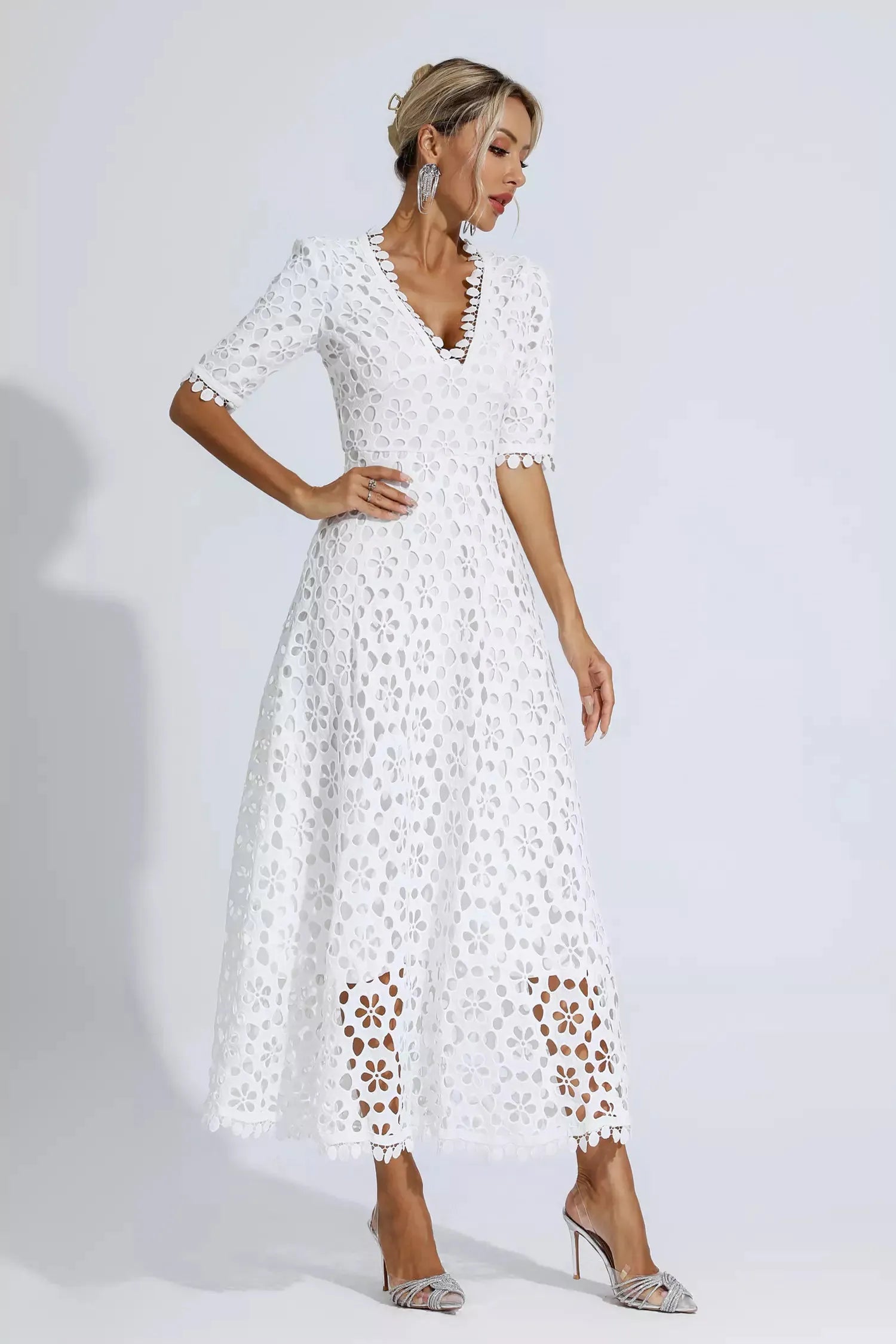 Robe fleurie élégante Liana avec décolleté en V et dentelle