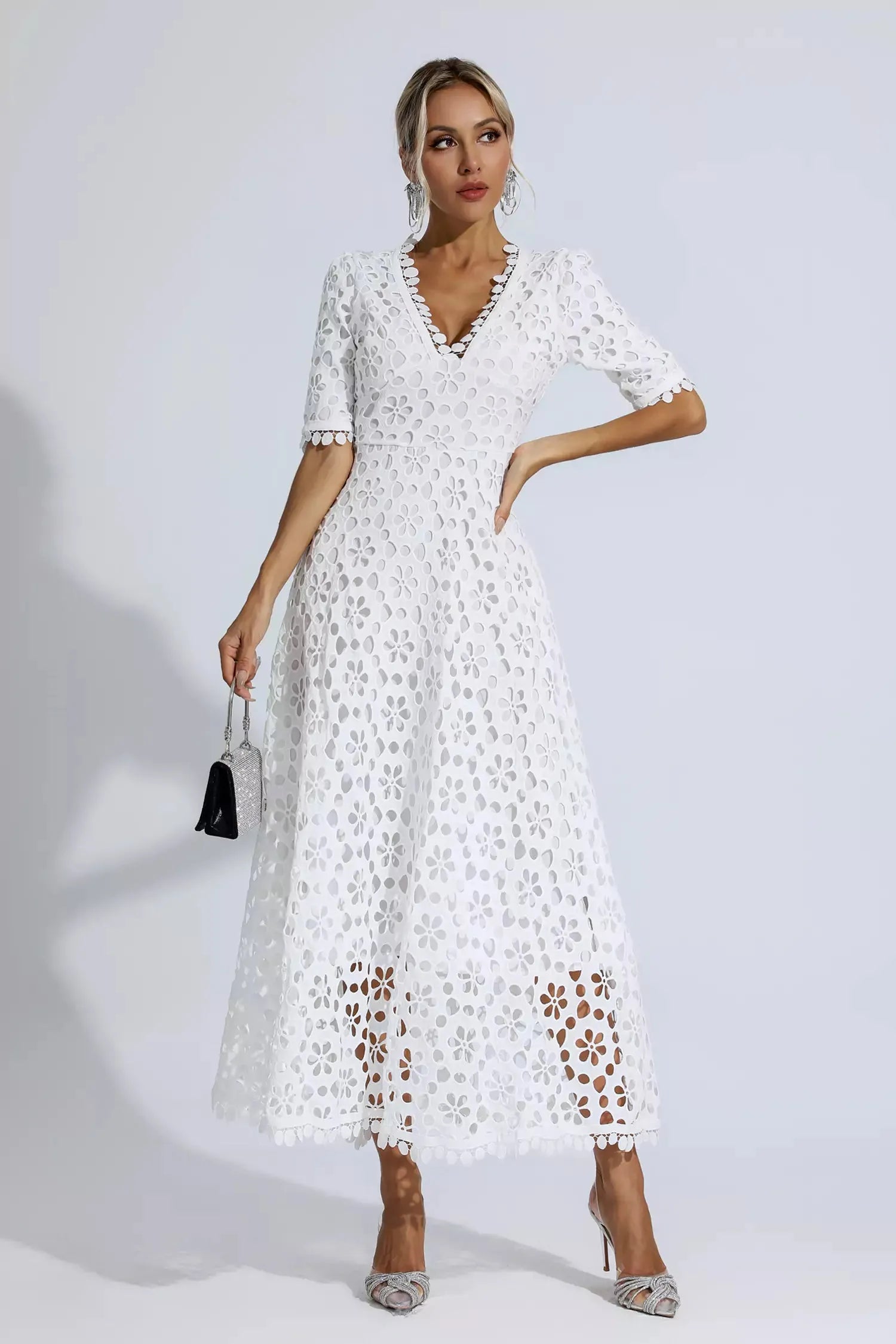 Robe fleurie élégante Liana avec décolleté en V et dentelle