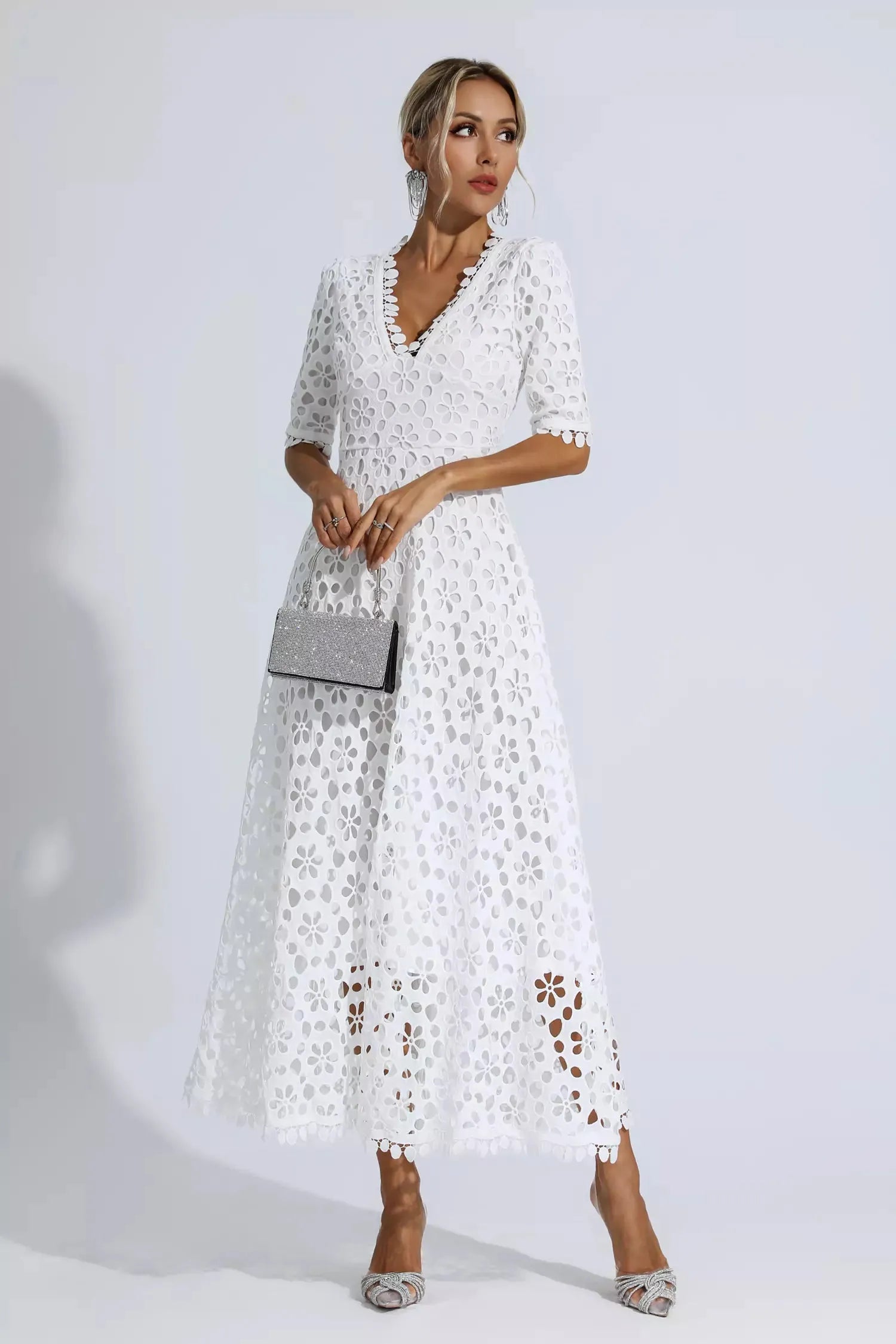 Robe fleurie élégante Liana avec décolleté en V et dentelle