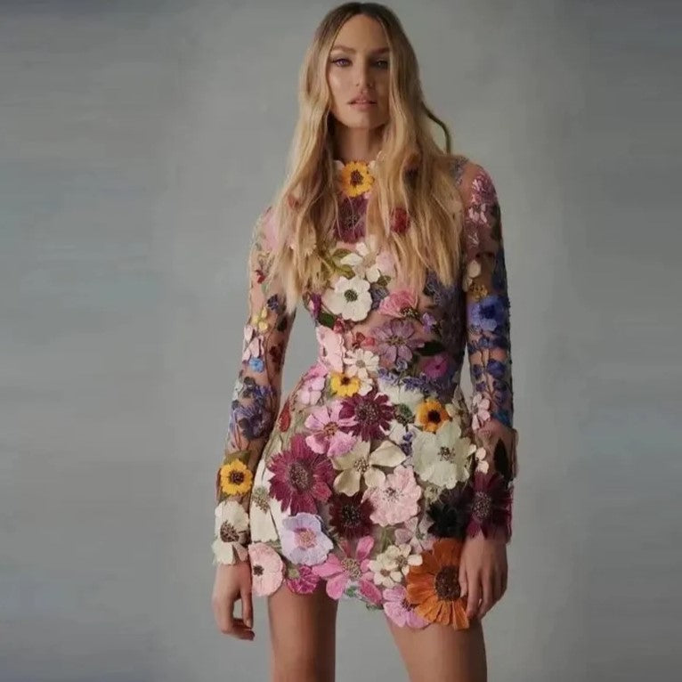 Luisa - Mini-robe brodée de fleurs à manches longues gracieuses