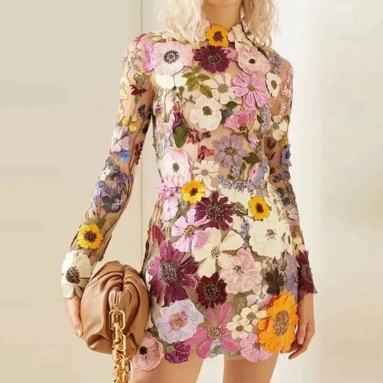 Luisa - Mini-robe brodée de fleurs à manches longues gracieuses