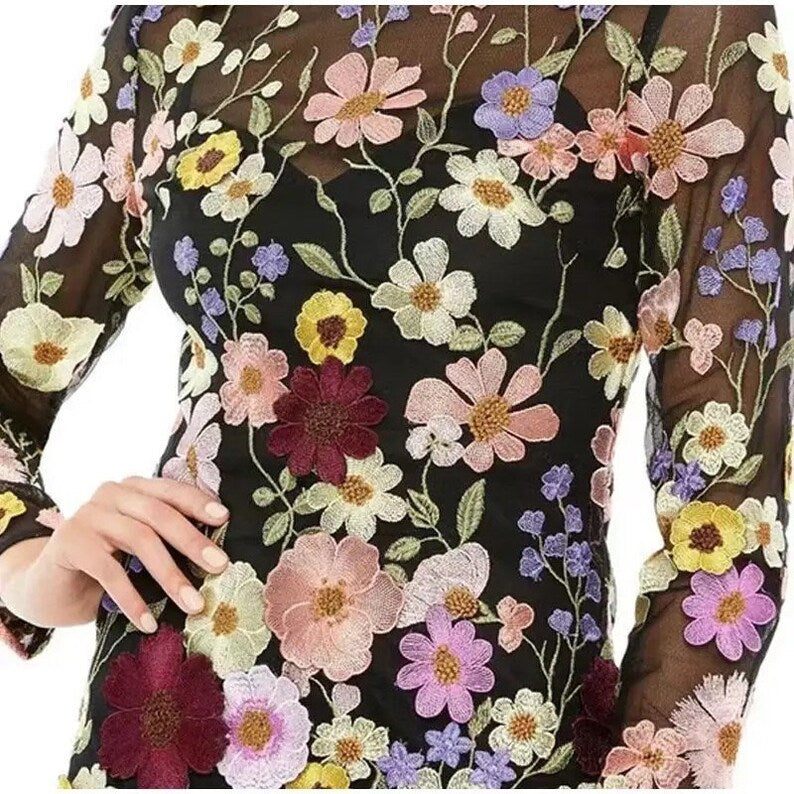 Luisa - Mini-robe brodée de fleurs à manches longues gracieuses