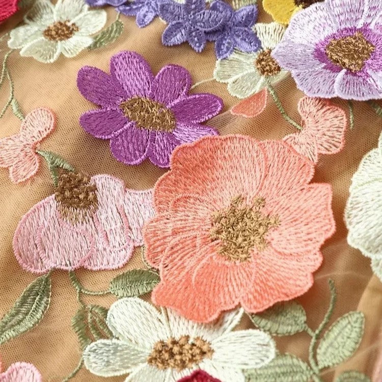 Luisa - Mini-robe brodée de fleurs à manches longues gracieuses