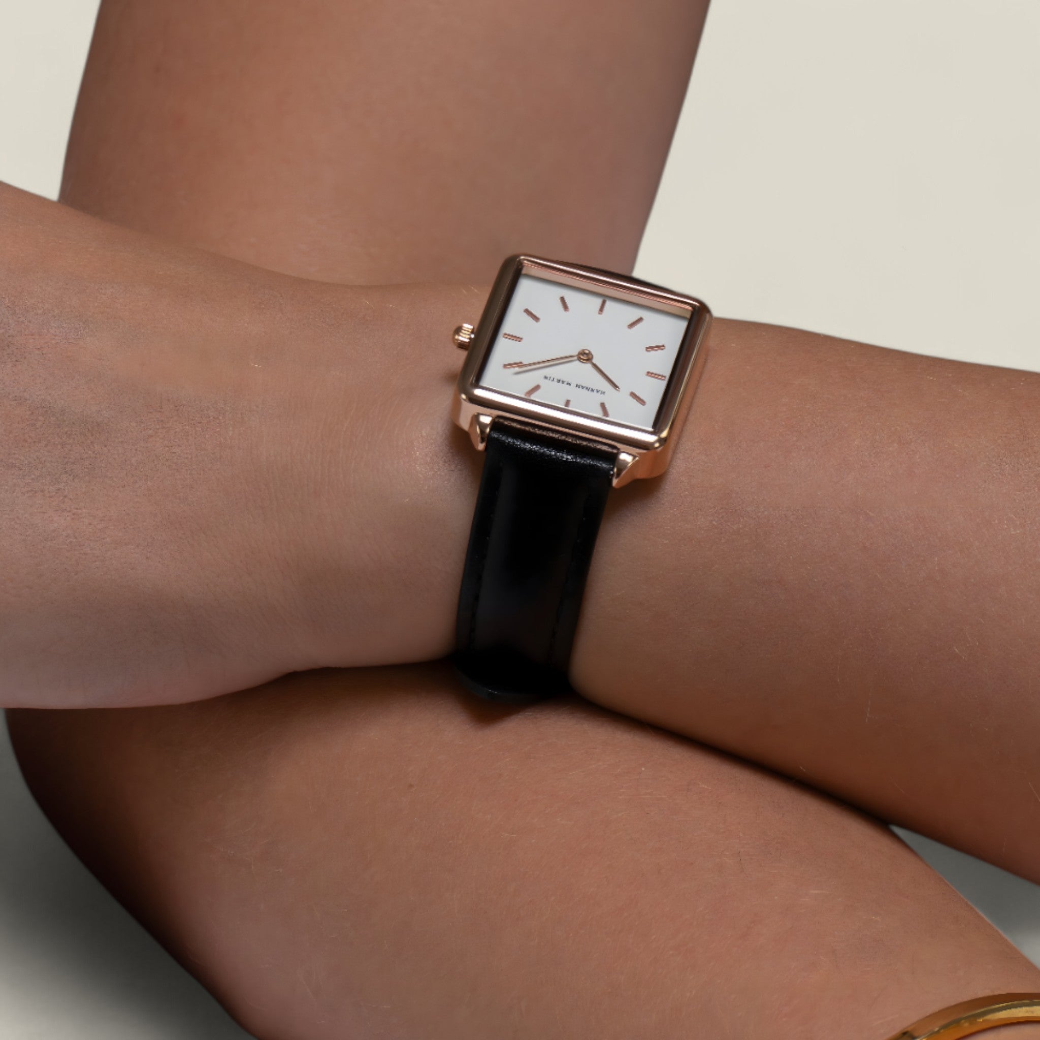 Hannah - Montre carrée élégante avec accents en or rose