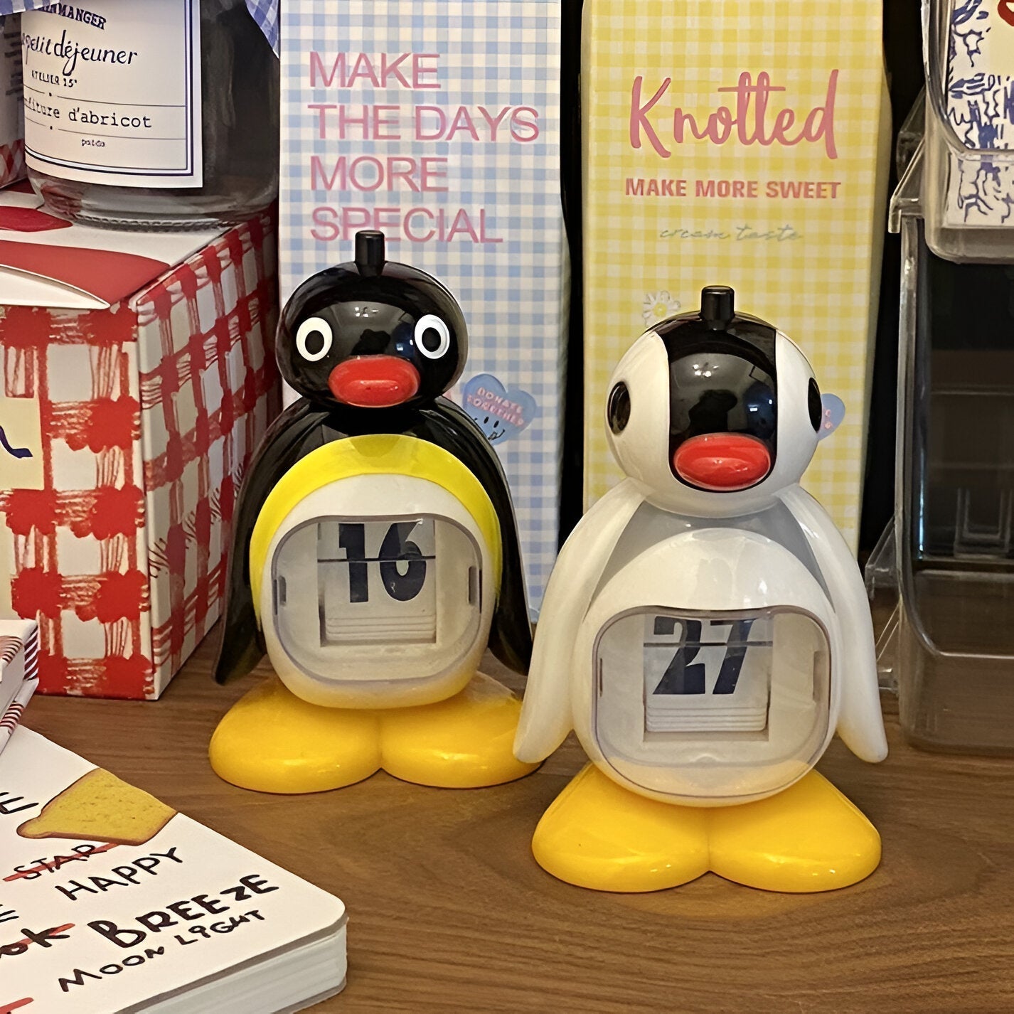 WaddleTime - Adorable calendrier de bureau à rabat Pingouin