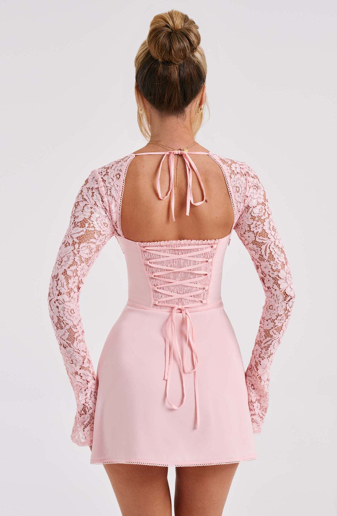 Trina - Robe courte avec des manches en dentelle et des cordons au dos