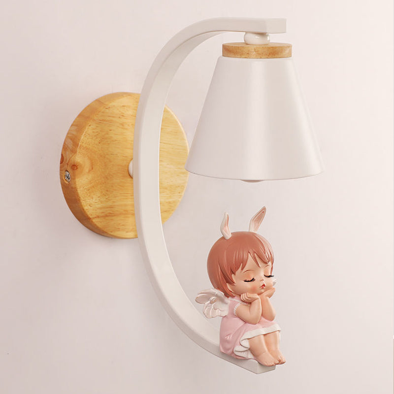 LumiAura – Applique murale élégante avec abat-jour conique et accent fantaisiste de fille lapine