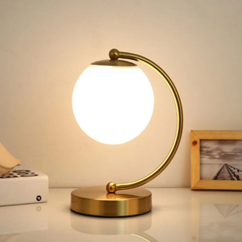 CozyGlow Élégante Lampe de Table – Éclairage LED Chaleureux pour Hygge et Élégance