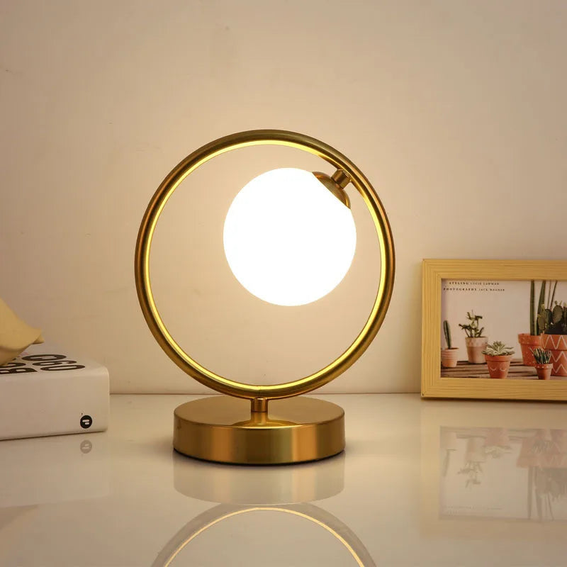 CozyGlow Élégante Lampe de Table – Éclairage LED Chaleureux pour Hygge et Élégance