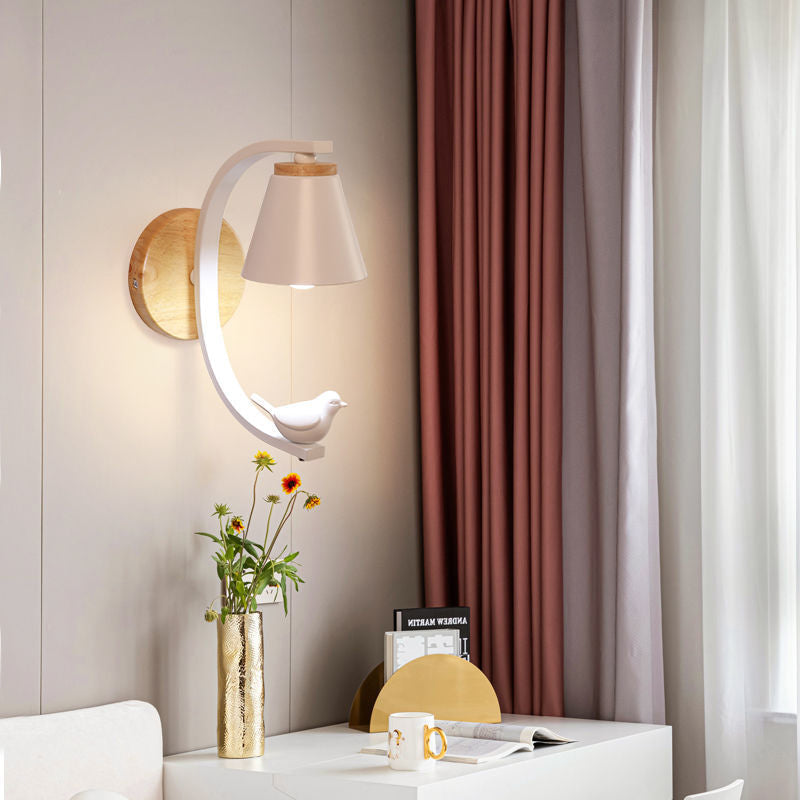 LumiAura – Applique murale élégante avec abat-jour conique et accent fantaisiste de fille lapine