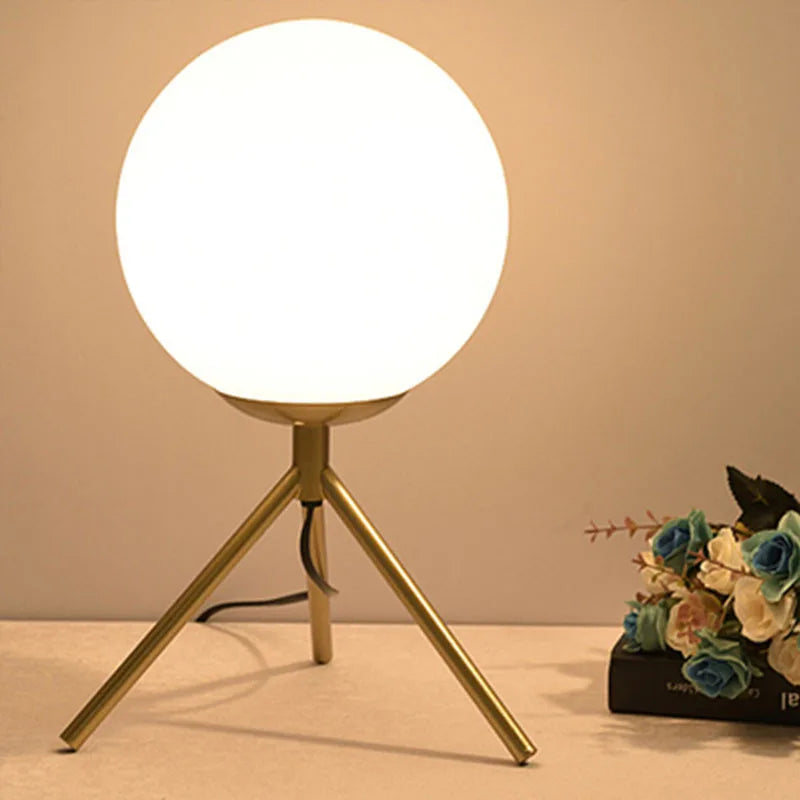 CozyGlow Élégante Lampe de Table – Éclairage LED Chaleureux pour Hygge et Élégance