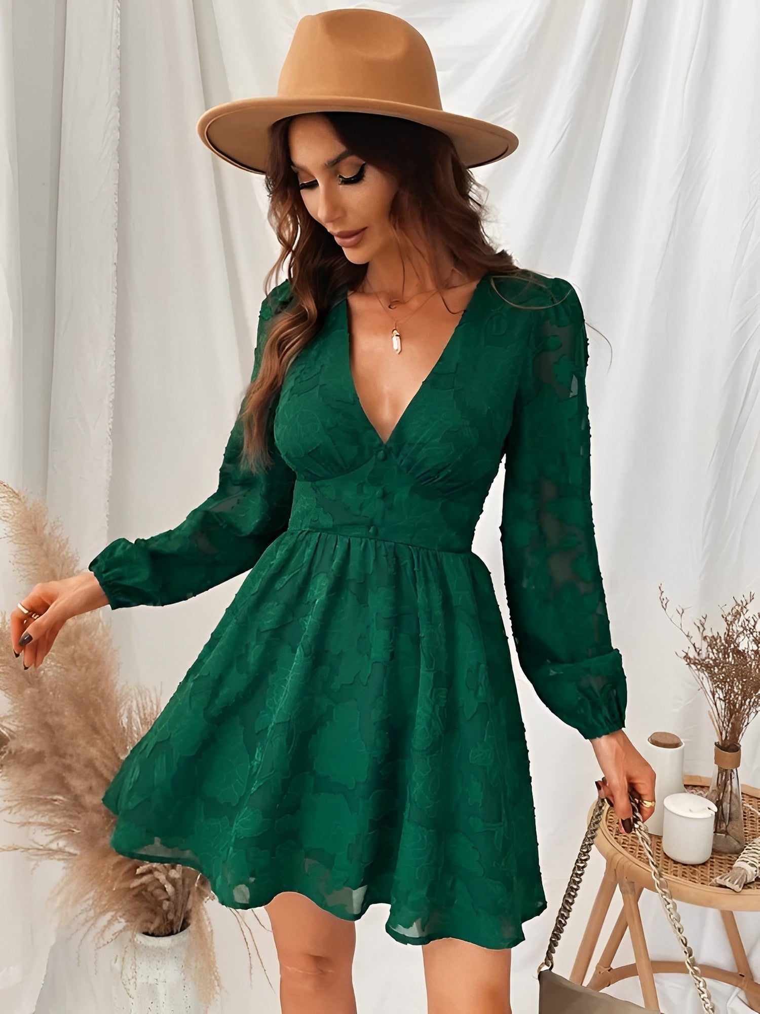 Freja - Robe luxueuse avec col en V et manches longues