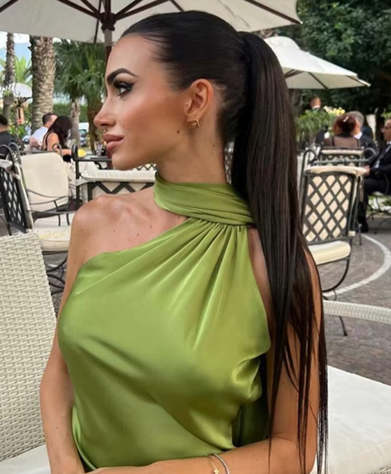 Robe dos nu Claudine | Élégance sexy à épaules dénudées avec accent de ruban de satin