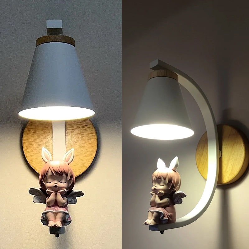 LumiAura – Applique murale élégante avec abat-jour conique et accent fantaisiste de fille lapine