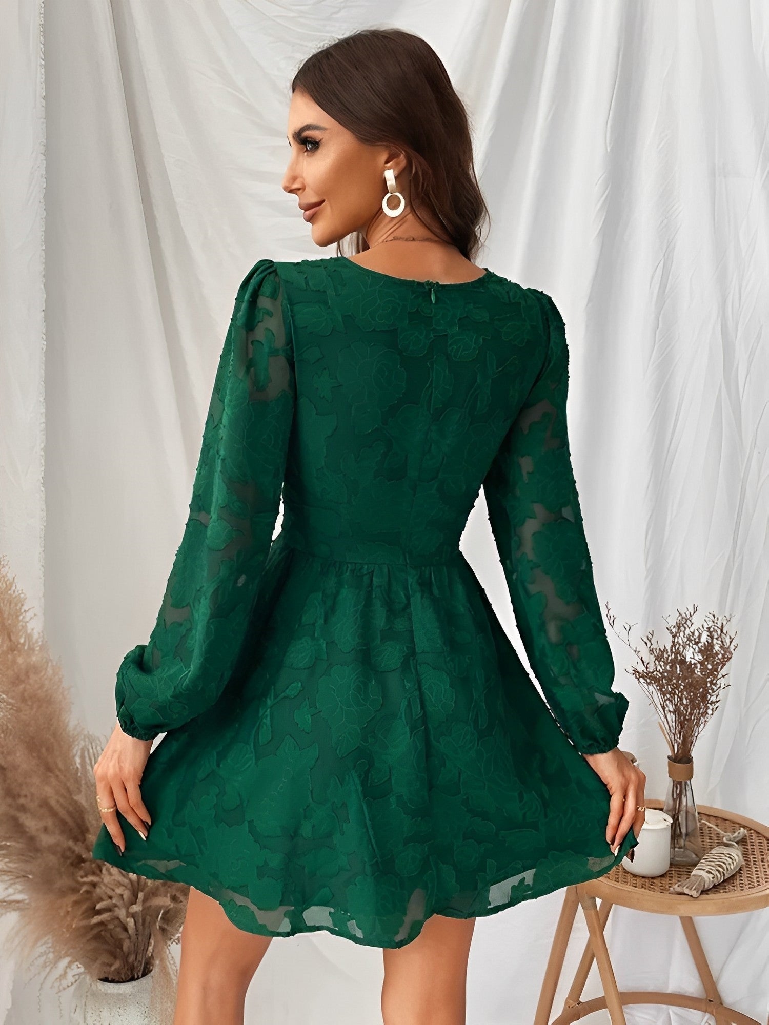 Freja - Robe luxueuse avec col en V et manches longues