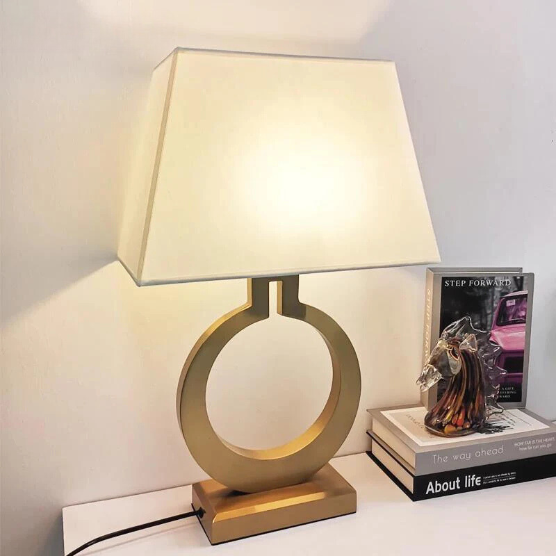 LumoEdge – Lampe de table moderne avec base noire élégante