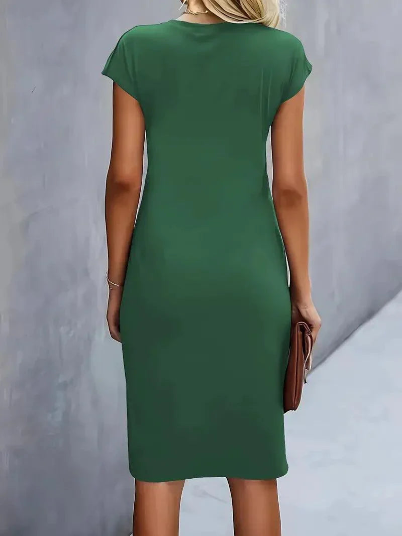 Robe Emilia Taille Petite avec Col Rond – Élégante et Tendance Intemporelle