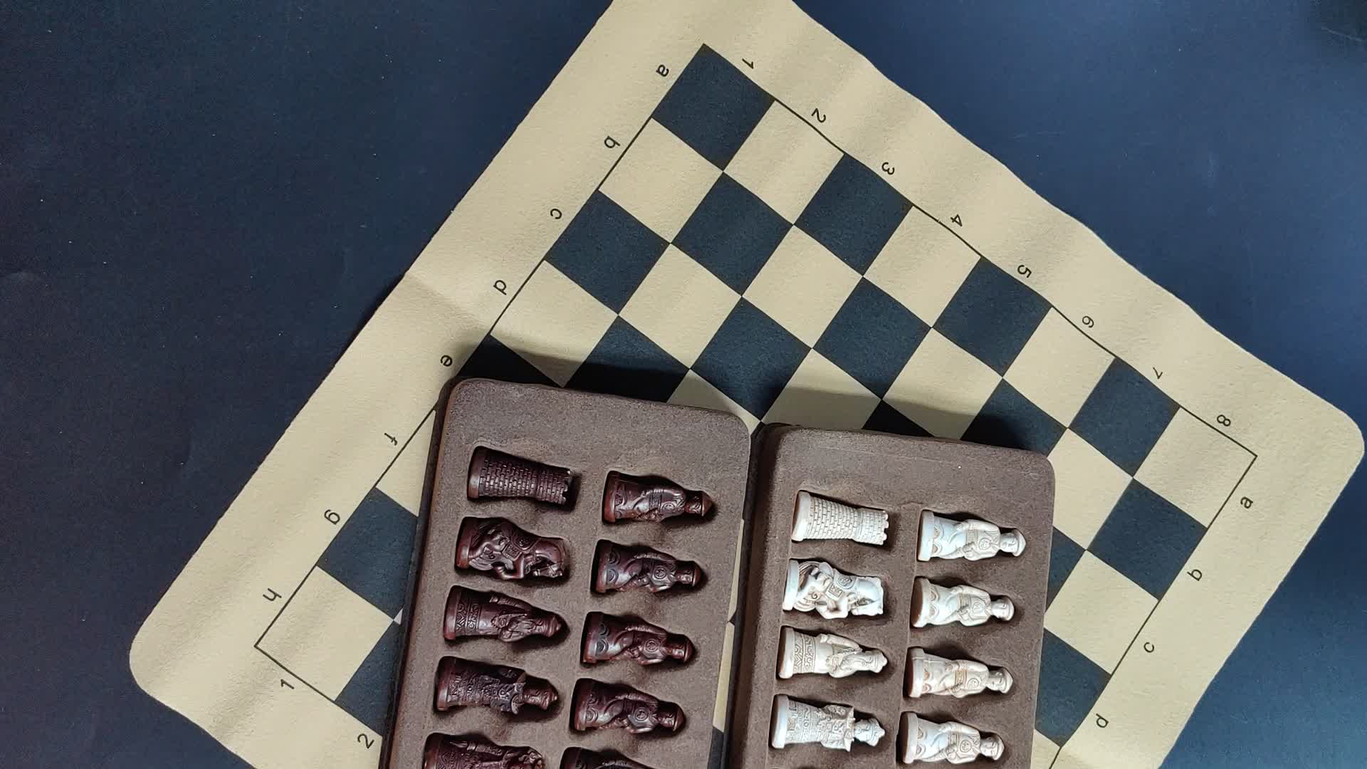 Jeu de société en cuir ancien avec des pièces de soldat distinctives
