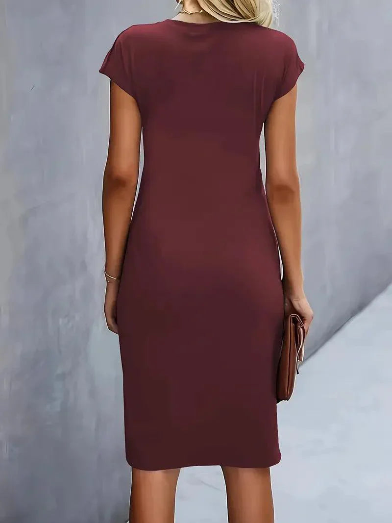 Robe Emilia Taille Petite avec Col Rond – Élégante et Tendance Intemporelle