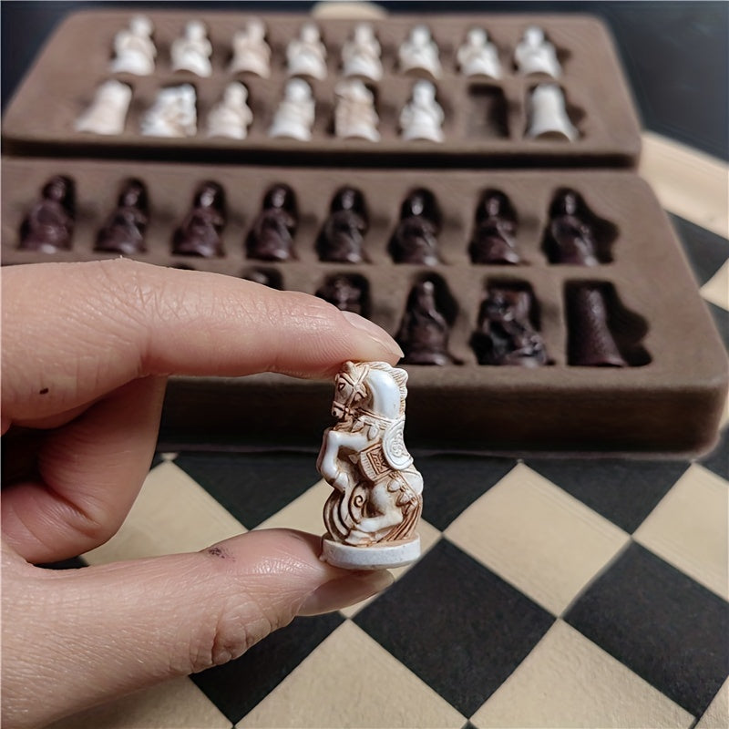 Jeu de société en cuir ancien avec des pièces de soldat distinctives