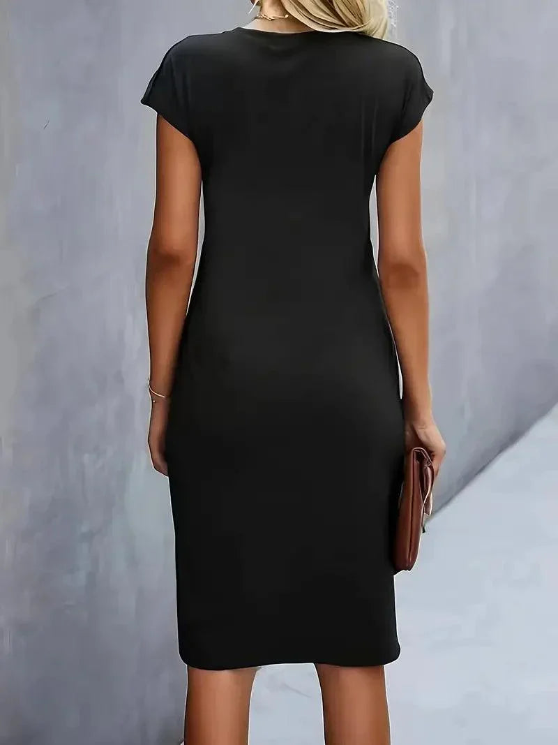 Robe Emilia Taille Petite avec Col Rond – Élégante et Tendance Intemporelle