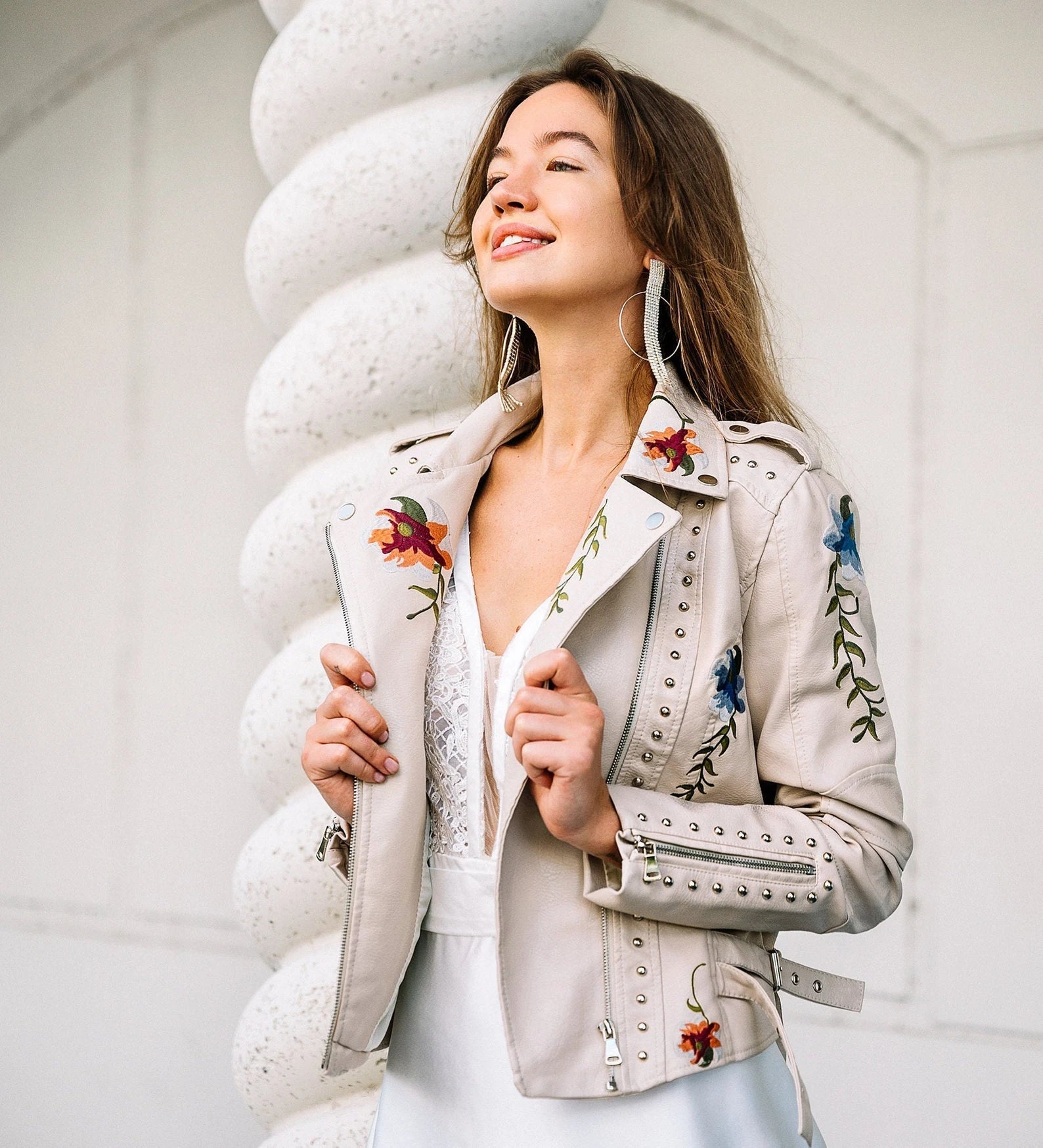 Veste en cuir vegan élégante Flora avec clous et fermeture éclair
