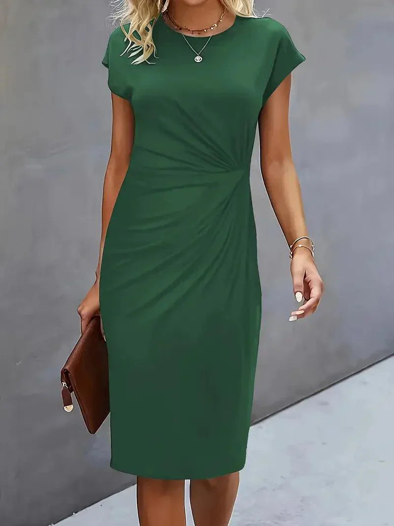 Robe Emilia Taille Petite avec Col Rond – Élégante et Tendance Intemporelle