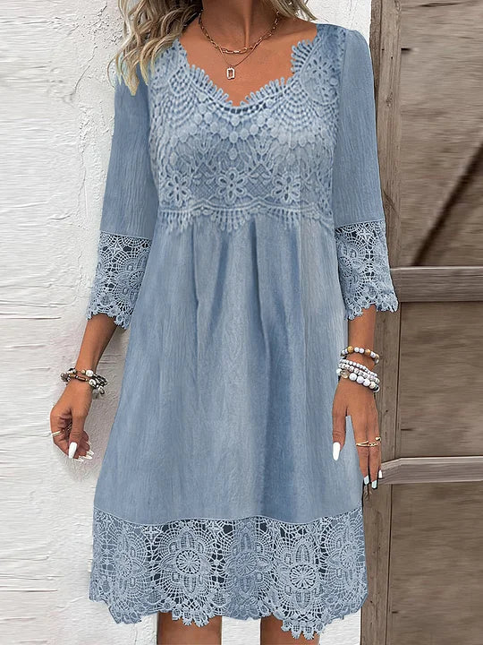 Robe midi classique Hannah avec décolleté en V et détails en dentelle