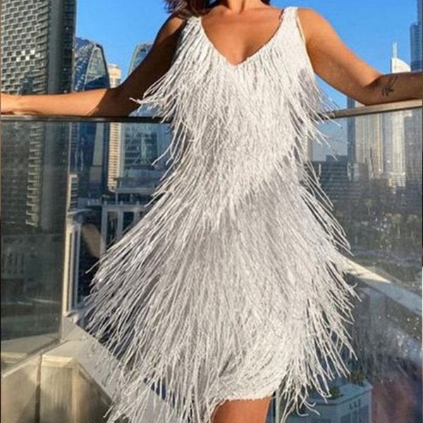Robe de cocktail Emilia – Décolleté en V avec franges et coupe sur mesure